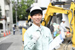 © koumaru - 建築現場で働く若い男性作業員