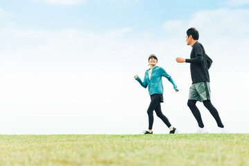 Poster - 公園で話しながらランニング・ジョギング・トレーニングするスポーツウェアを着たアジア人の男女（話す）
