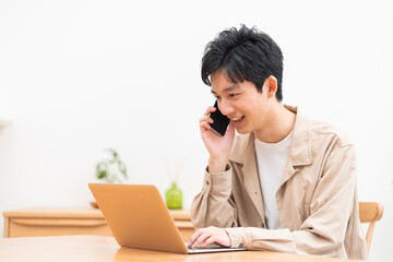 Canvas Print - 笑顔で携帯を持ち話す日本人男性