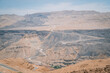 Die Wüste in Jordanien mit Bergen und Straßen