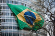 a bandeira do Brasil tremulando do alto de um prédio