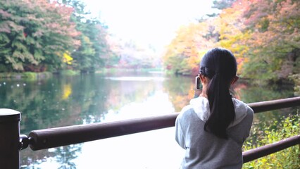 Wall Mural - 雲場池の紅葉を撮影する日本人の女の子