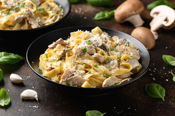 Wall Mural - Creamy Alfredo pasta with chicken, mushrooms and parmesan cheese. Healthy Italian food