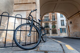 Fototapeta Londyn - An old bicycle parked on a street in downtown Paris.