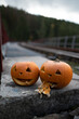 Halloween Kürbisse auf der Brücke