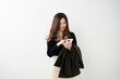 © peach100 - 携帯電話を使う女性