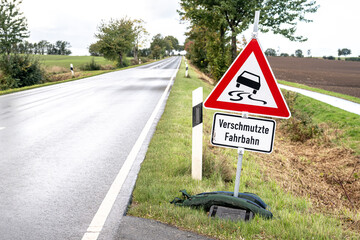 Verkehrsschild verschmutzte Fahrbahn