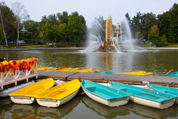 Wall Mural - VDNH, Kamensky Pond, view of the Golden Spike fountain and boat station, landmark