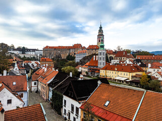 Canvas Print - Picturesque autumn cityscape of Cesky Krumlov overlooking its historic centre and ancient Castle on bank of Vltava river, Czech Republic