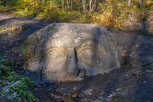 Sculpture "Head" (Sculpture At The Source, 18th - Early 19th Centuries) By An Unknown Sculptor On The Leuchtenberg Estate On A October Morning. Suburbs Of St. Petersburg