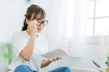 Poster - メガネをかけて本を読むアジア人女性（読書）
