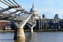Millennium Bridge Und St. Paul's Cathedral In London, England, Großbritannien, Europa