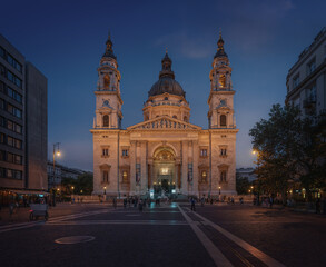 Canvas Print - St. Stephen's Basilica at night - Budapest, Hungary