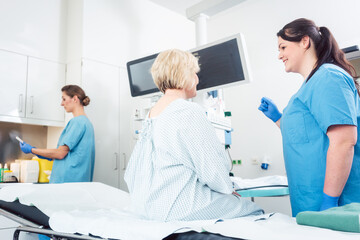 Canvas Print - Nurse explaining procedure to patient in hospital surgery to ease anxiety