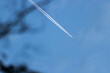 Flugzeug mit Kerosinstreifen an einem Tag mit blauem Himmel