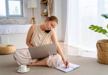 Canvas Print - woman working on a laptop