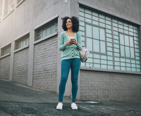 Canvas Print - Black woman, fashion and city travel with phone for location gps, internet map or social media on New York street or road. Smile, happy or cool student or tourist on 5g mobile technology for taxi app