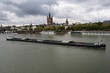 Kohle Frachtschiff vor dem Panorama von Köln 