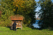 Herbstliche Stimmung im Apfelgarten des Plöner Schloßgartens, eine Familie bestaunt ein Insektenhotel