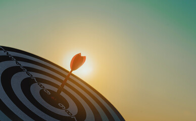Aufkleber - Business marketing target strategy as concept. Red dart arrow hitting in the target center of dartboard Target hit in the center.