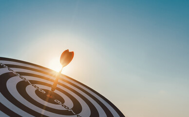 Aufkleber - Business marketing target strategy as concept. Red dart arrow hitting in the target center of dartboard Target hit in the center.