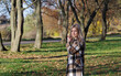 Jesienny krajobraz i kobieta w jesiennym ubiorze, zdjęcie naturalne.
