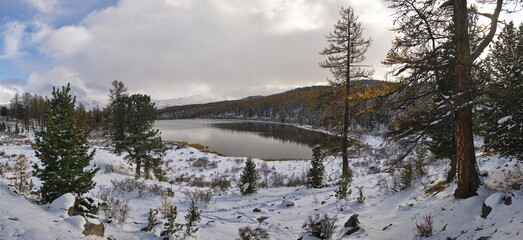 Wall Mural - Russia. The South of Western Siberia, the Altai Mountains. A cold autumn evening on the snowy shore of the Kidelu mountain lake on the Ulagan pass on the way to the Katu-Yaryk pass.