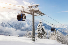 New Modern Spacious Big Cabin Ski Lift Gondola Against Snowcapped Forest Tree And Mountain Peaks Covered In Snow Landscape In Luxury Winter Alpine Resort. Winter Leisure Sports, Recreation And Travel