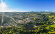 Luftaufnahme einer Drohne der Stadt Grafenau im bayerischen Wald mit Berg Arber Rachel Lusen im Sommer mit Sonne und Sonnenstrahlen, Deutschland