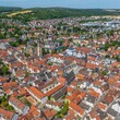 Das Stadtzentrum von Tauberbischofsheim mit dem Marktplatz im Luftbild