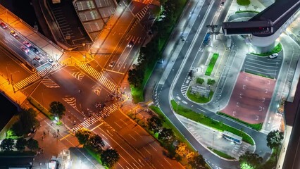 Wall Mural -  都市の交差点の夜景　空撮　タイムラプス