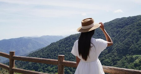 Canvas Print - Tourist woman look at the scenery landscape view of mountain