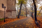 Fototapeta  - Kolorowa jesień na krakowskich plantach w mglisty poranek