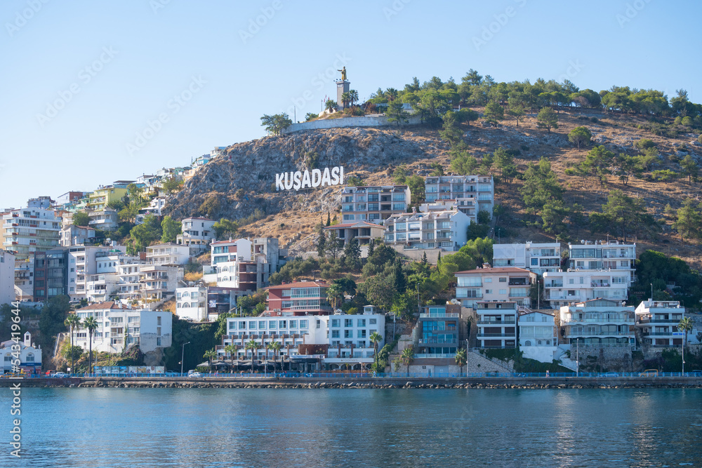 Kuşadası-Schriftzug am Berg über der Küstenstadt