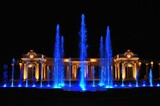Fototapeta Łazienka - fuente con agua iluminada de azul por la noche