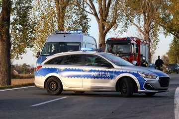 Wall Mural - Służby ratunkowe policja, straż i pogotowie podczas akcji ratunkowej wypadku samochodowego. 