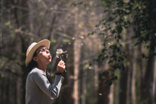 Mujer Con Sombrero Disfrutando De La Naturaleza En Bosque