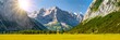 Panorama Landschaft in den bergen der Alpen im Gegenlicht