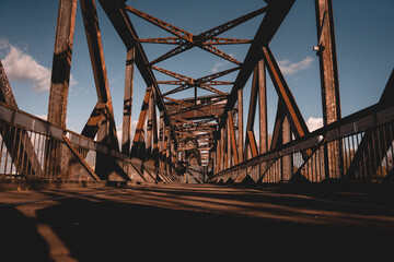 Hubbrücke über der Elbe, Hubrücke, Brücke für Züge, Rost, Hitnergrund