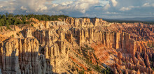 Rising Sun Lighting Up The Hoodoos At Bryce Point Overlook In The Bryce Canyon National Park 