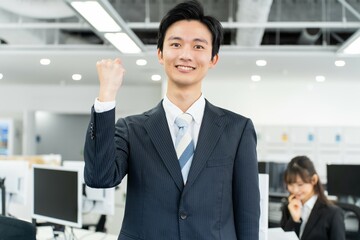 Canvas Print - ガッツポーズをする若いスーツを着た日本人男性のポートレート