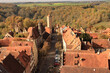 Goldener Oktober im Taubertal; Blick vom Rothenburger Rathausturm entlang der Herrngasse nach Westen über Franziskanerkirche und Burgtor ins Taubertal