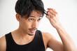 © BRAD - 髪の毛を気にする男性