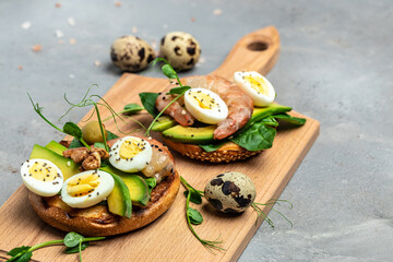 Canvas Print - open sanwich with wholemeal bread, egg, spinach, avocado, shrimps, Ketogenic breakfast. superfood concept. Healthy, clean eating. top view. place for text