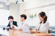 © maroke - クリエイティブなオフィスで働く若手社員