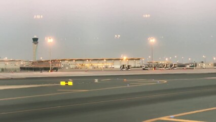 Canvas Print - Runway of Doha international airport at night