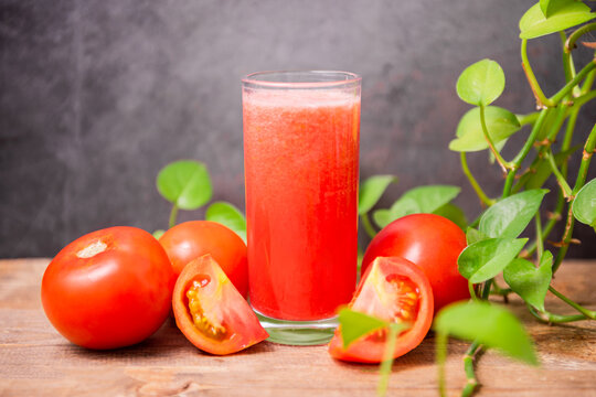 Fototapete - Fresh tomato juice on wooden table