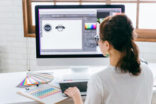 ペンタブでロゴデザインの仕事をするグラフィックデザイナー・イラストレーターの女性
