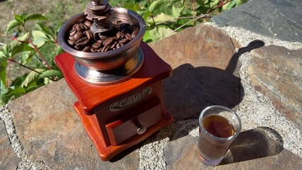 Poster - Moulin à café sur une table en pierres