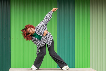 Canvas Print - afro american black girl dancing in the street urban dance